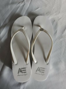 american eagle white flip flops