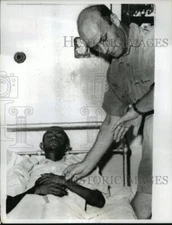 1964 Press Photo British Medic John Day checks on an injured rebel tribesman