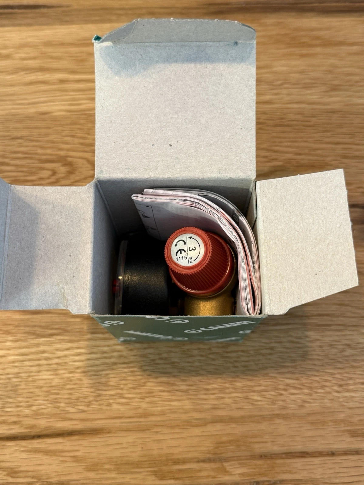 Caleffi Safety Relief Valve 1/2'' M x 1/2'' F 3 Bar With Pressure Gauge 314430 2