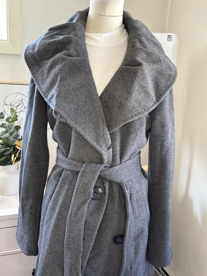Casaco cinza Ellen Tracy com cinto de gravata e fecho de botão tamanho 14 grande - Imagem 2 de 4