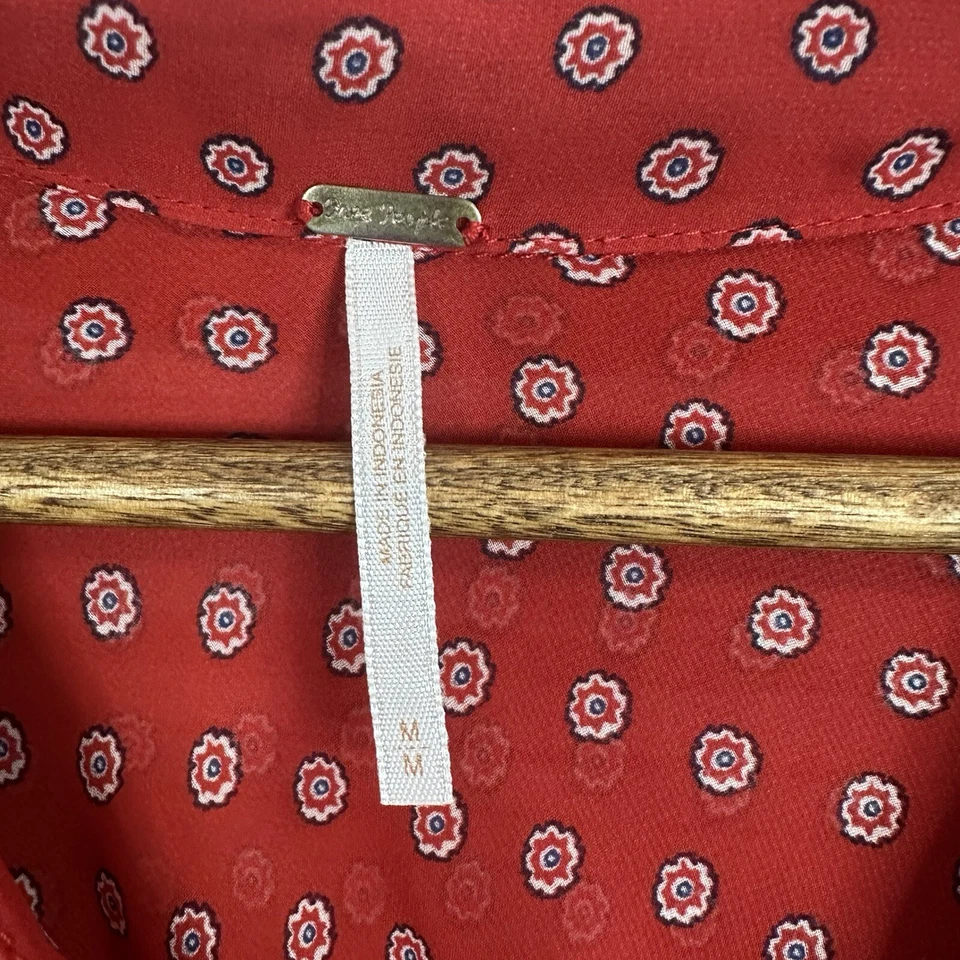 Free People 衬衫女式中号红色流动雪纺花卉异想天开衬衫高低 — 第 2/4 张图片