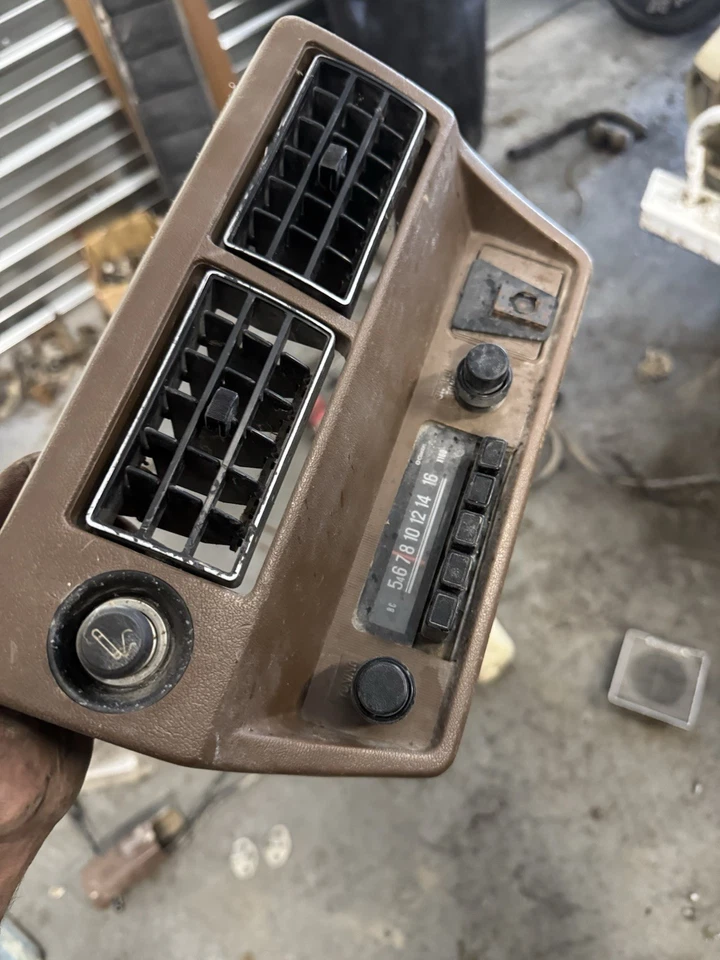 Subaru Brat 1978 tablero central moldura junto con radio factor Foto 2 de 3