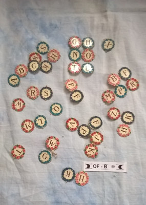 OF-B050 i: 40 Buchstaben : alte Scraps  Oblaten Glanzbilder Prägedruck
