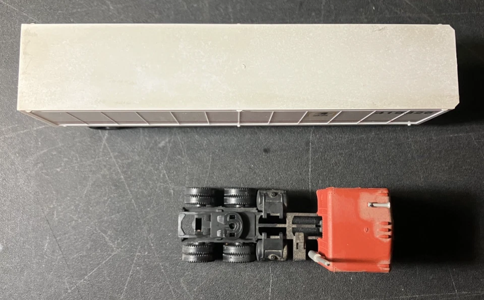 1:87-Scale HO Freightliner CabOver Semi Truck Tractor & U.S. Mail USPS Trailer - Image 2 of 4