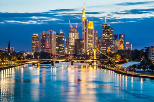 Schöne Aussicht auf die Skyline von Frankfurt am Main in der Abenddämmerung, Deu - Bild 1 von 17