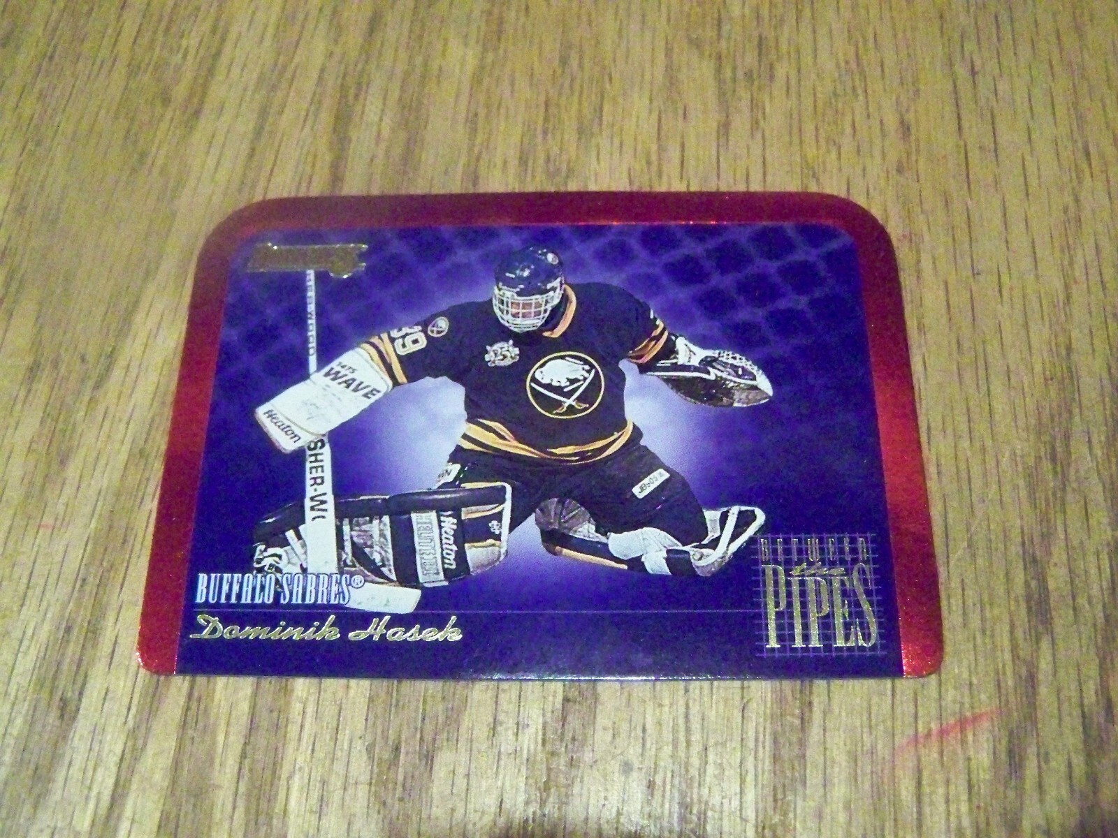 DOMINIK HASEK BETWEEN THE PIPES 1995 DONRUSS HOCKEY CARD #2