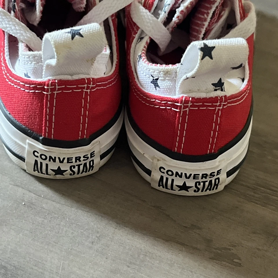 Sapatos juvenis Converse All Star tamanho 12 vermelho com estrelas azuis. FRETE GRÁTIS RÁPIDO!! - Imagem 3 de 4