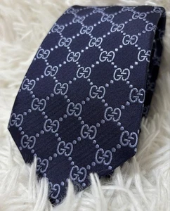 Cravate GUCCI 5,9 pouces bleu marine motif GG broderie abeille soie