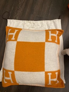 Coussin Hermes Avalon, grand modèle Écru / Camel Laine mérinos, cachemire Coussin Hermes Avalon, grand modèle Écru / Camel Laine mérinos, cachemire