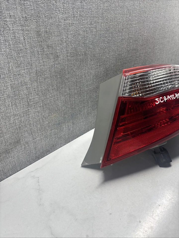 2015 - 2017 TOYOTA CAMRY OUTER RIGHT RH SIDE TAIL LIGHT OEM - Image 4 of 4