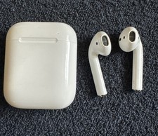 Apple AirPods 2nd Generation In-Ear Earphones White w/ Case Lightning Charge