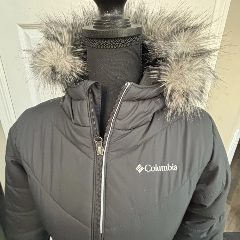 Abrigo acolchado Columbia para niños 14/16 (grande) negro, con capucha y ala de piel sintética Foto 2 de 4