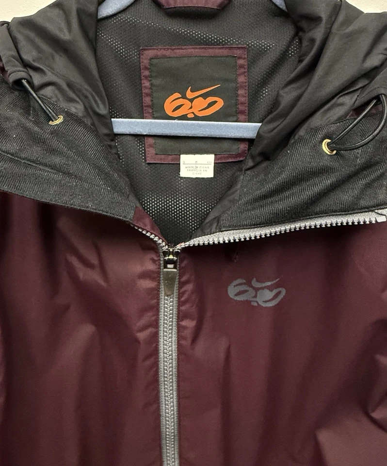 Chaqueta Nike SB Kampai 6.0 Snowboard Granate Negra Ventilaciones Laterales Talla S Foto 2 de 4