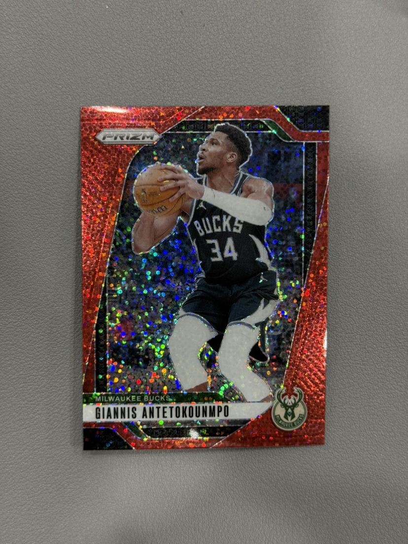 2024-25 Panini Prizm Prizms Red Sparkle #85 Giannis Antetokounmpo SP BUCKS