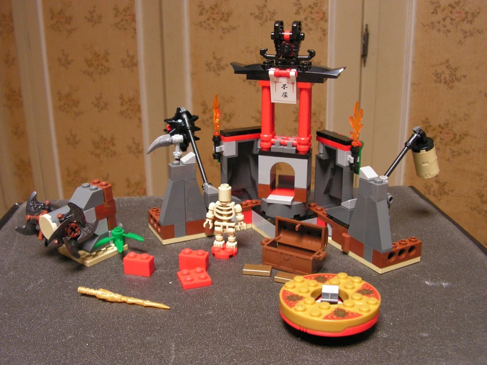 LEGO Ninjago 2254 Mountain Shrine, photo 1 sur 2