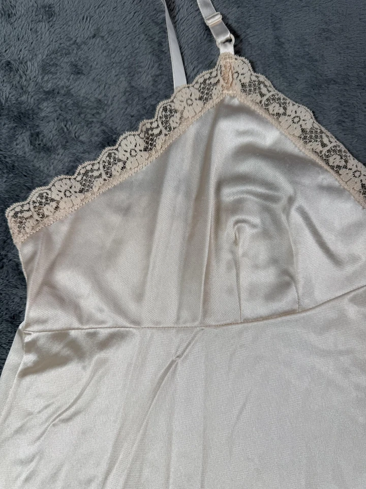 Vintage Leggs Slip Feminino 42 Marfim Nylon Acabamento em Renda Alças Ajustáveis Feito nos EUA - Imagem 3 de 4