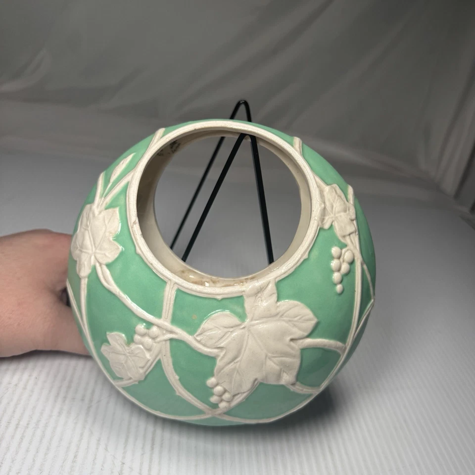 Jarrón japonés en forma de media luna, flores vintage en relieve MCM colgante Foto 2 de 4