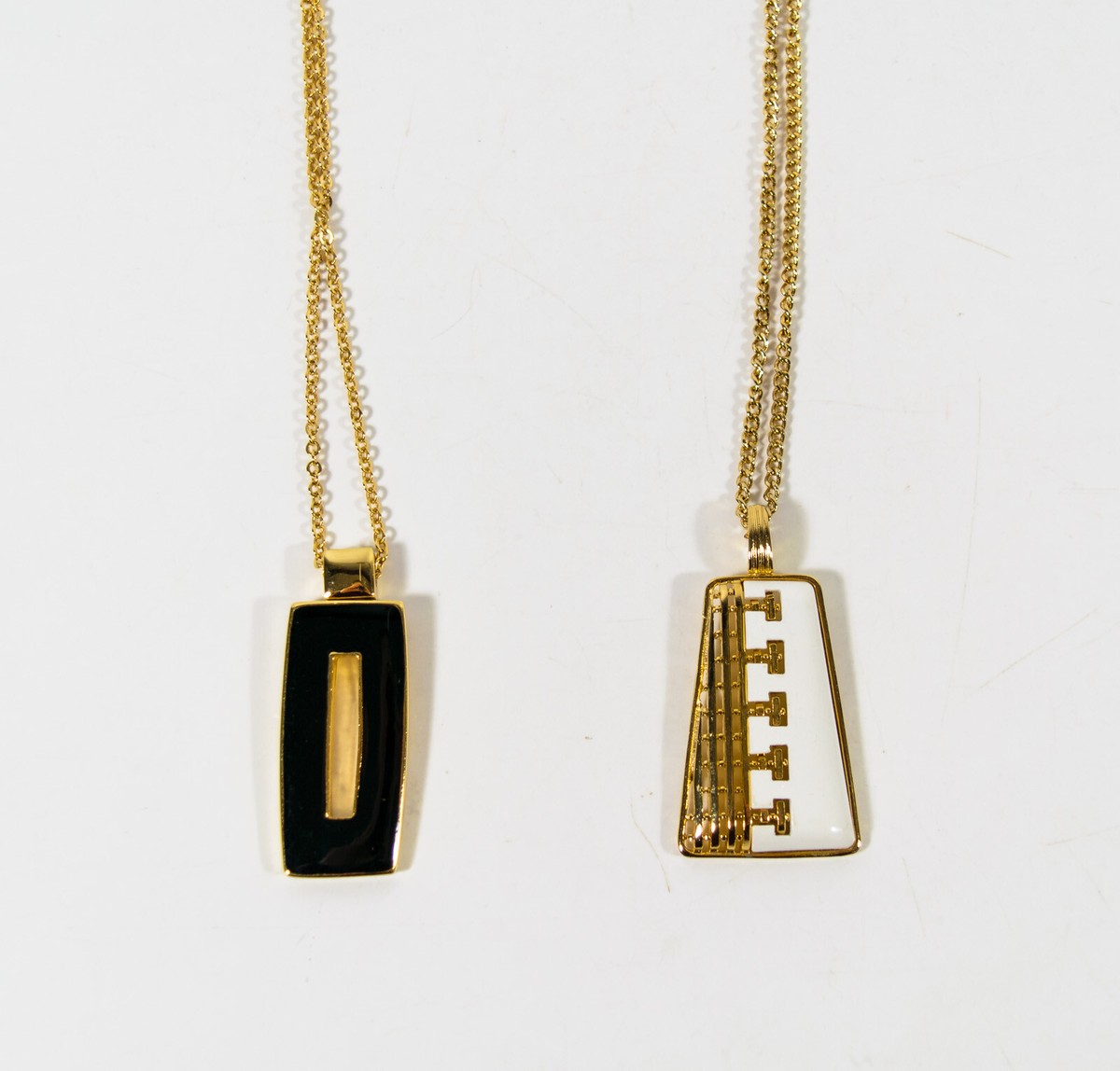 2 VTG 80s 90s Necklaces Gold Ton Chain White Black Pendant Enamel