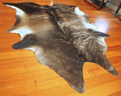 COWHIDE RUG - UNUSUAL COLOURING & INTERESTING MARKINGS - A RARE & BEAUTIFUL RUG - Picture 7 of 10