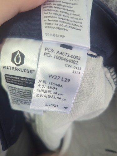 Pantalones chinos esenciales para mujer Levi's 27-29 azul marino - Imagen 17 de 18