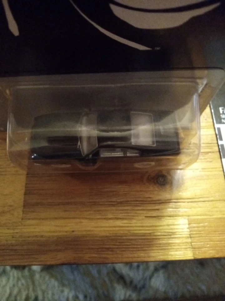 Johnny Lightning  007 Aston Martin V8 Vanquish White Lightning And Base Car Lot - Image 4 of 4