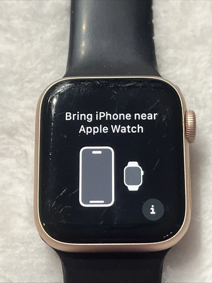 Apple Watch Series 4 - 40 mm - Aluminio dorado rosa - Correa deportiva negra con cargador Foto 2 de 4