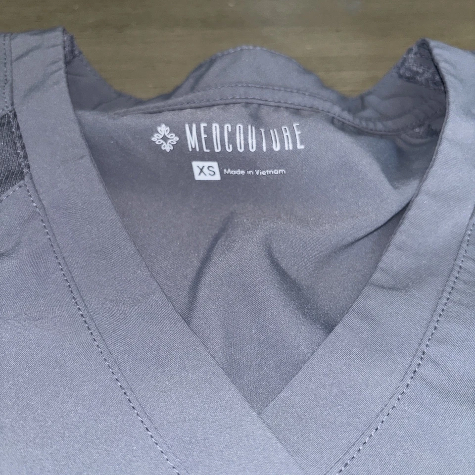 Med Couture 女式磨砂上衣,V 领 - 灰色 XS 码 二手状况完好 — 第 2/4 张图片