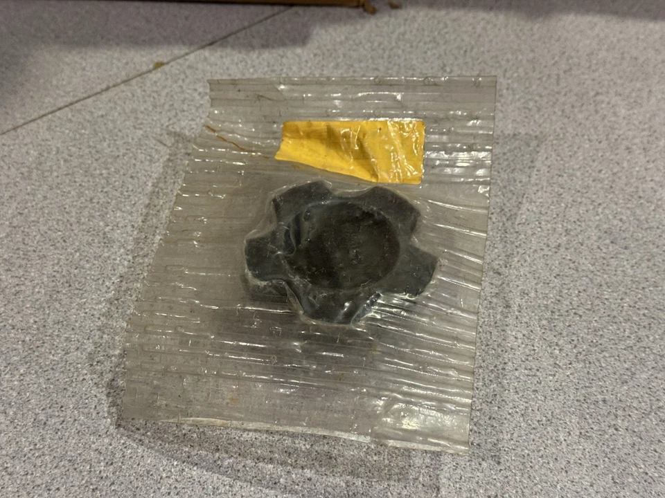 Tapa de aceite Nissan Datsun NOS 15255-W1100 200SX, 280ZX, 720, 810, Pulsar Foto 3 de 3