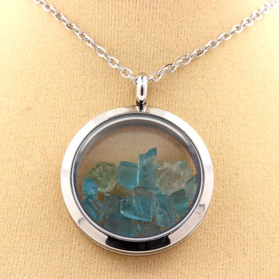 Collier apatite Paraiba brute médaillon argenté symbole de sérénité