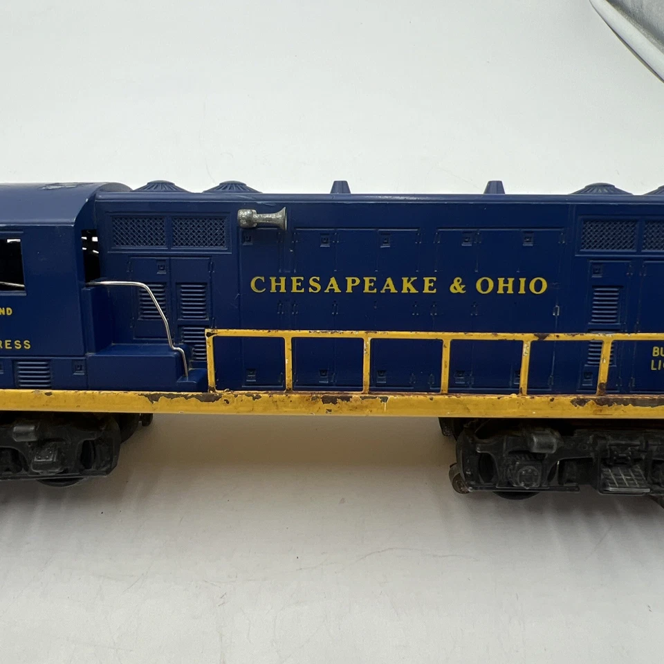 LIONEL POSTWAR O GAUGE CHESAPEAKE & OHIO GP-7 DIESEL LOCOMOTIVE #2365 - TESTED - Image 4 of 4