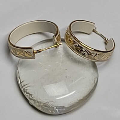 Hoop Earrings White Enamel Gold Tone Embossed Floral Vintage  display picture 1