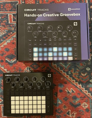 Novation Circuit Tracks Groovebox mit Synths, Drums, und Sequencer - Schwarz
