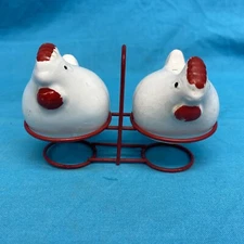 Primitive Vintage Chicken Salt & Pepper Shakers In Red Tin Holder Wire Holder