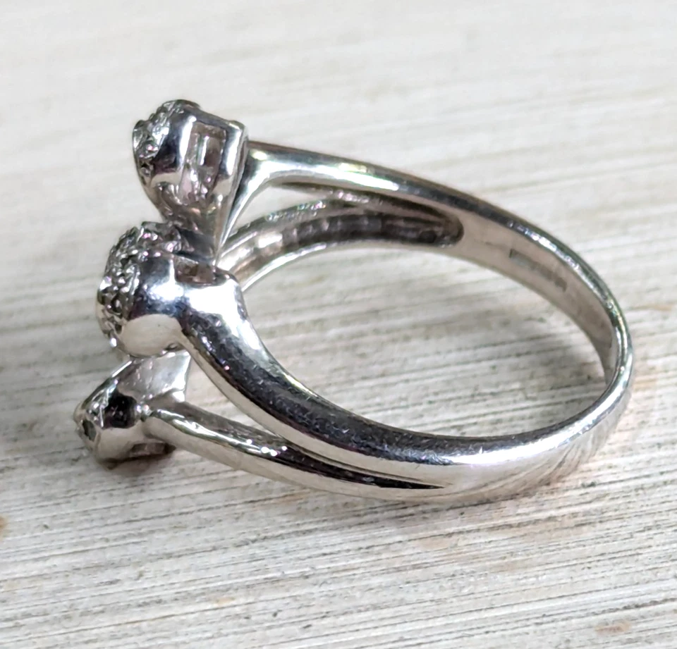 Anillo de oro blanco de 9 quilates zafiros y diamantes anillo completo con sello del Reino Unido talla O Foto 2 de 4