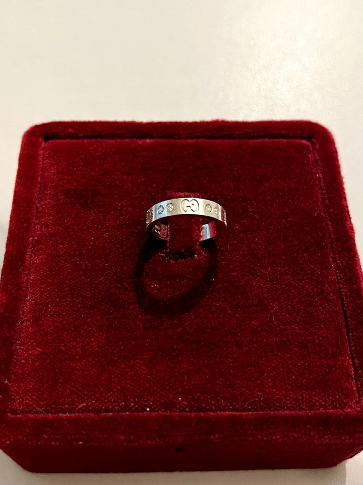 Anillo Gucci Icon Corazones Oro Blanco 18k con 12 Diamantes, Talla Gucci 9 / EE. UU. 5 Foto 4 de 4