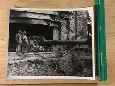 WW2 U.S. Army Photo  Soldiers observing a massive ground gun / weapon