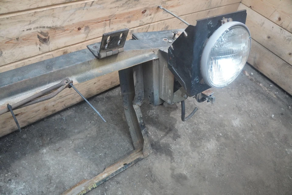 Soporte de faros delanteros travesaño Bricklin Sv-1 1974 Foto 3 de 4