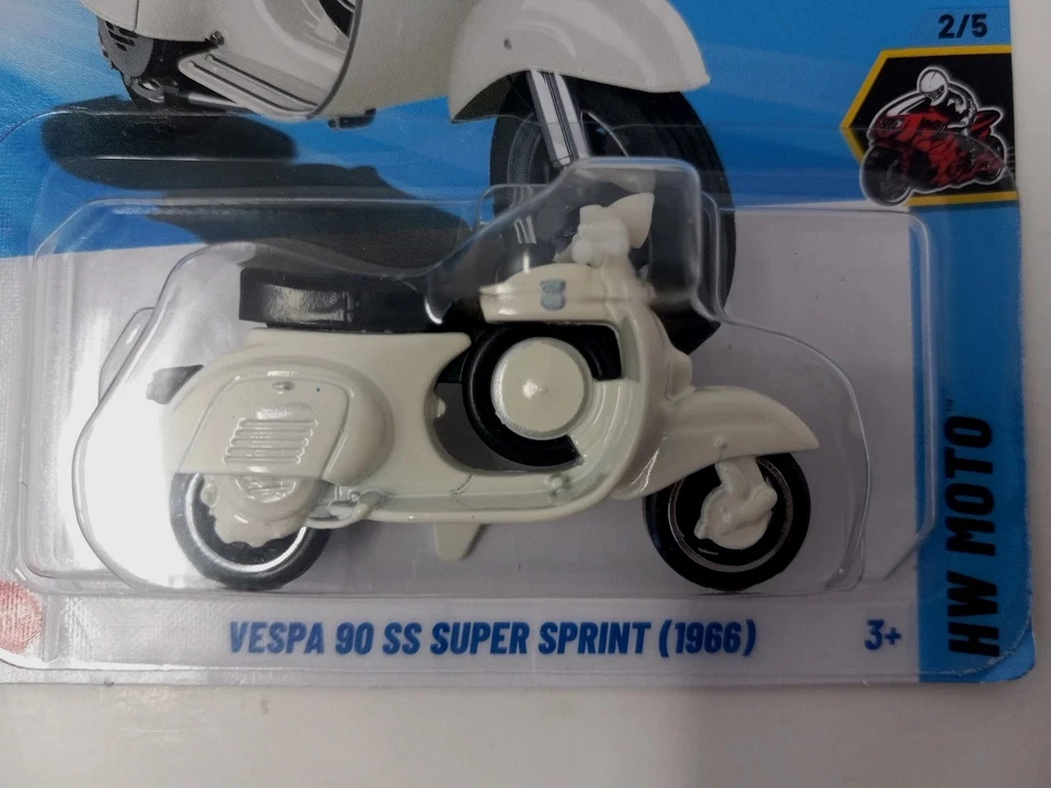 Nueva motocicleta Hot Wheels Vespa 90 SS Super Sprint 2024 blanca # 177 Foto 2 de 4