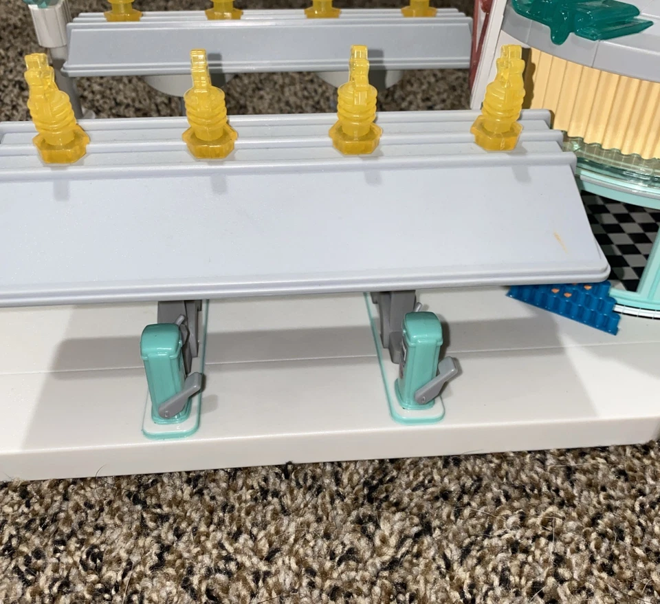 Mattel Disney Cars Precision Series Flo's V8 Cafe Playset (CMJ18) RARE⛽️💎 - Image 4 of 4