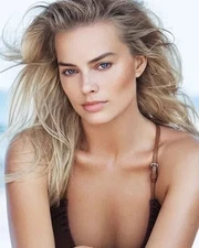 Margot Robbie Headshot Posing 8x10 PRINT PHOTO