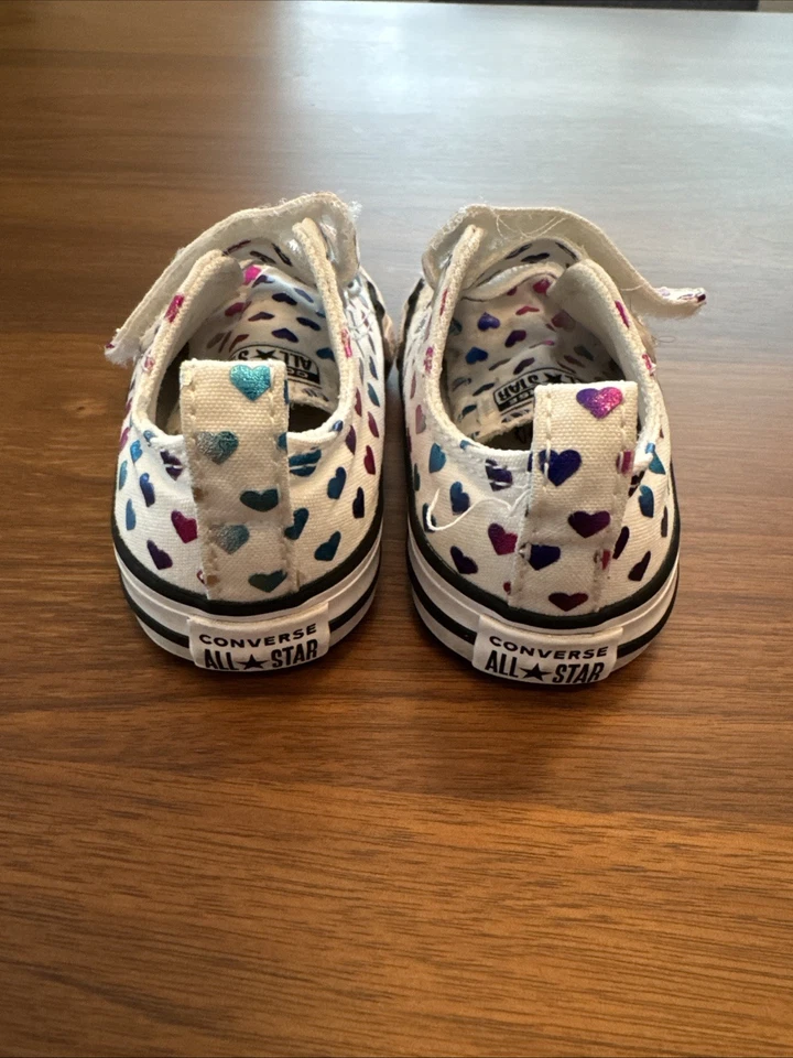 Zapatos Converse All Star para niños pequeños - estampado de corazón - talla 4 Foto 3 de 4