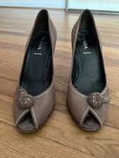 PRADA MILANO PUMPS HEELS BROWN SUEDE ROSETTE DRESS 39.5 9 PEEP TOE