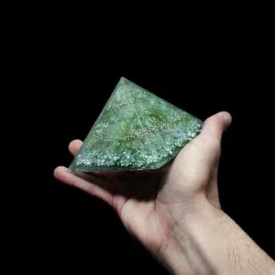 Große Orgonit Pyramide ''Prasiolight'' | Edelstein Orgon Kristall | Grüner Calcit