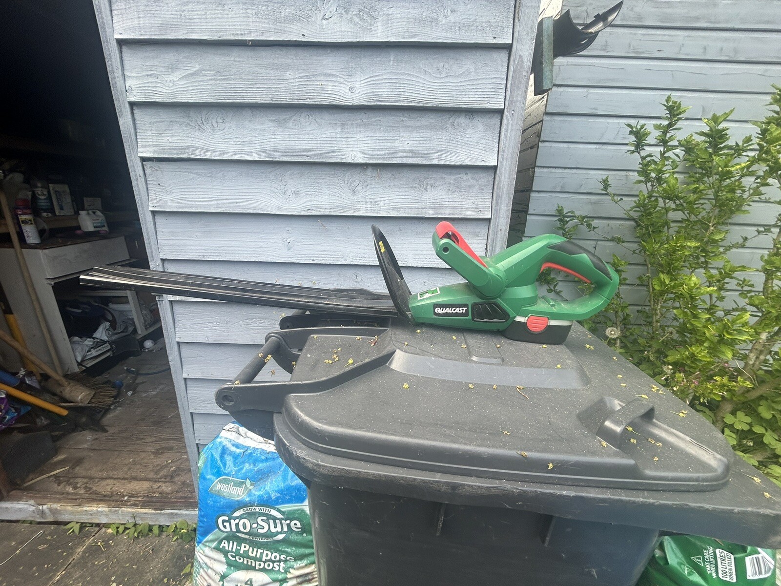 QUALCAST 18V Li ion CORDLESS HEDGE TRIMMER NEEDS BATTERY CHARGER