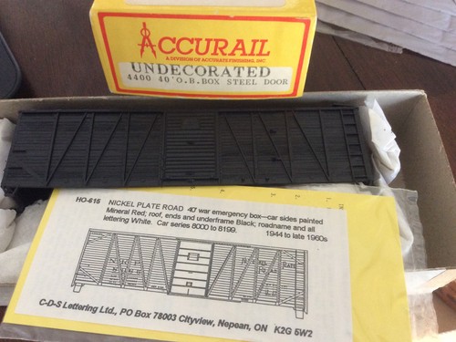 Accurail HO 4400 40' OB Boxcar Madera SIN DECORAR con calcomanías de emergencia de guerra NKP NUEVO EN STOCK | Zustand: New