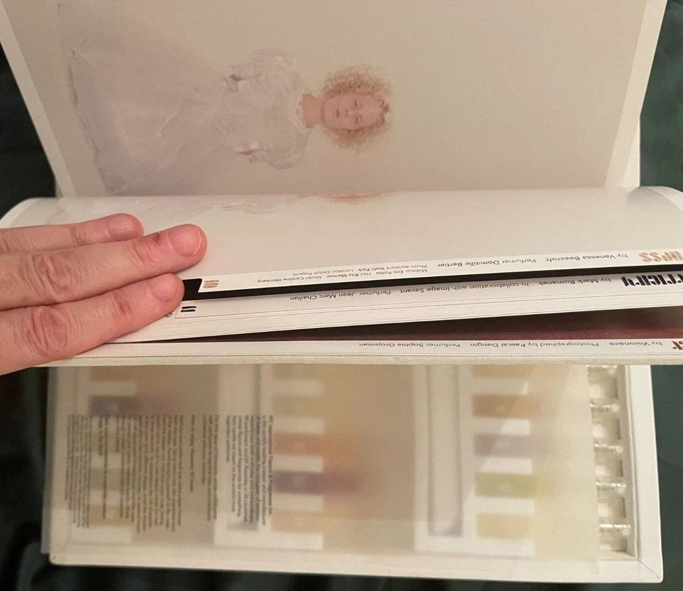 NUEVO Extremadamente RARO: Libro de fragancias Visionaire Edición Limitada #3081/4000 Foto 3 de 4