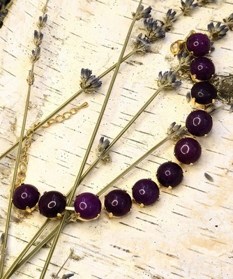 Natürliche lila tiefe intensive malaiische Jade in klassischem vergoldetem Tennisarmband