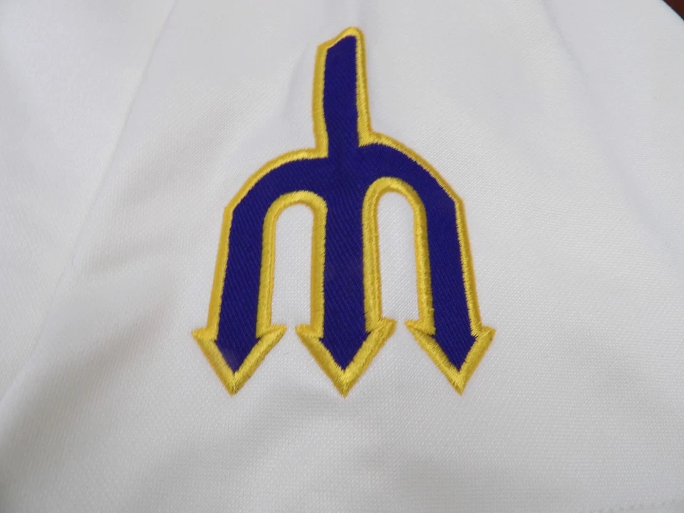 NEW FANATICS MLB SEATTLE MARINERS CREAM SHORT SLEEVE HOODED SWEATSHIRT SIZE 5XL - Image 3 of 4