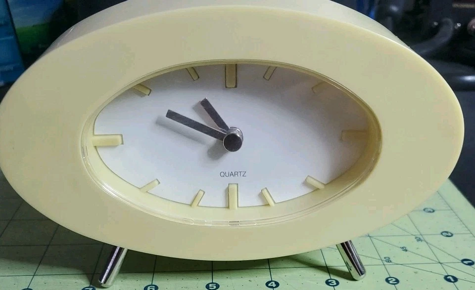 Moderno Reloj Despertador Crema Era Espacial Vintage Cuarzo Japonés Acción. Foto 3 de 4