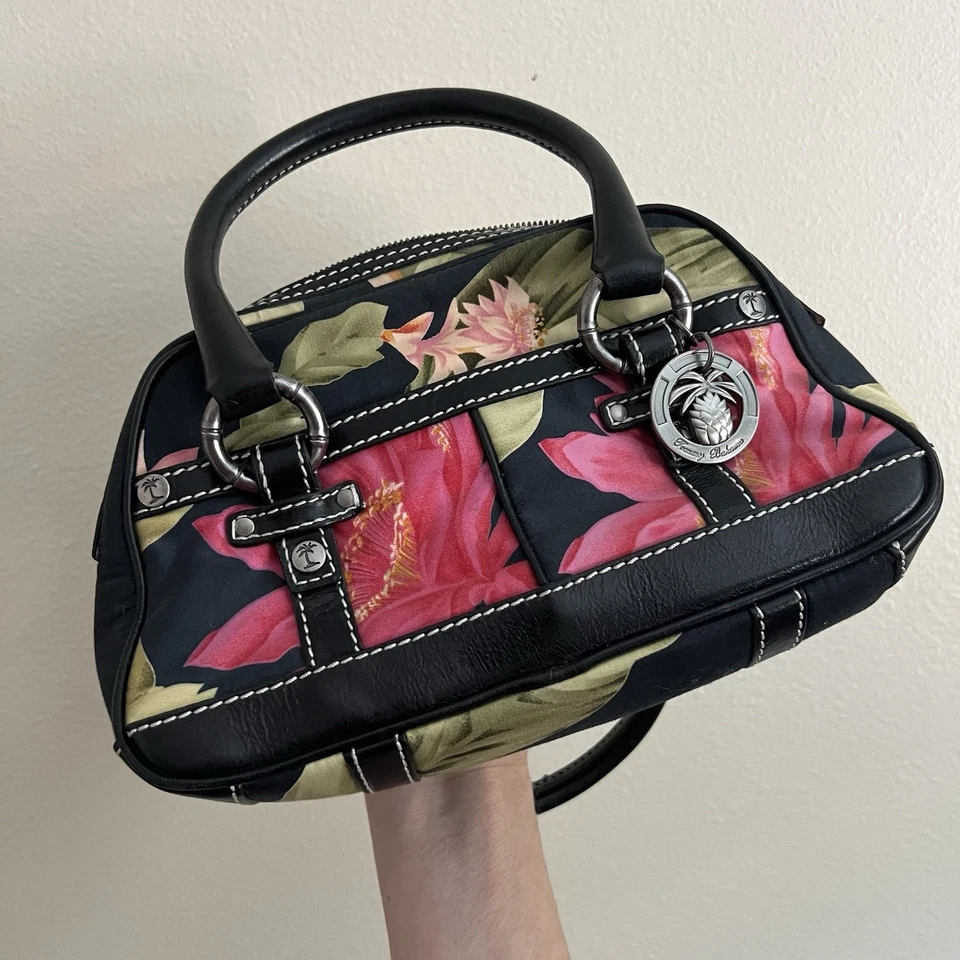 Bolsa de mão Tommy Bahama Santiago estampa tropical tecido e couro preto - Imagem 2 de 4